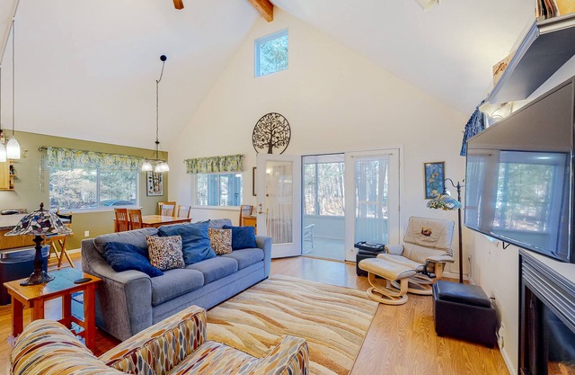 Welcoming home in Downtown Glen Arbor with firepit, fireplace, washer/dryer