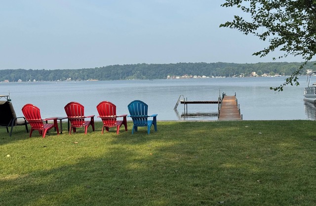 Welcoming lake house on beautiful Sand Lake in Irish Hills