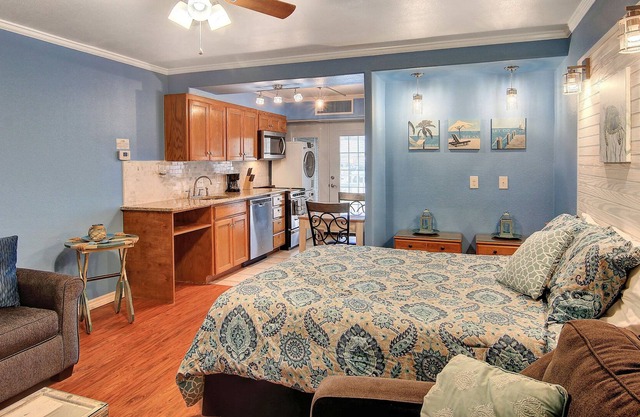 Welcoming studio with indoor/outdoor pool - minutes from beach