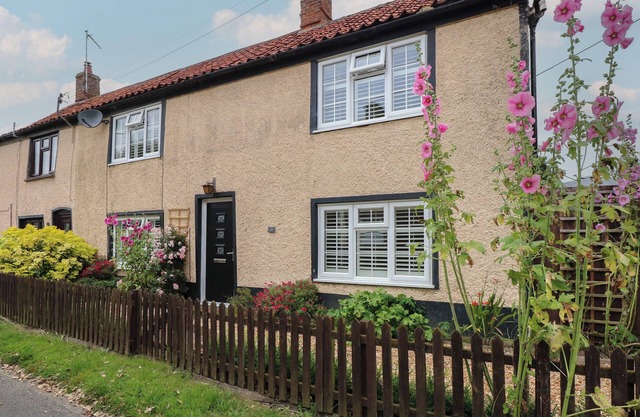 WELL COTTAGE, family friendly, character holiday cottage in Grimston