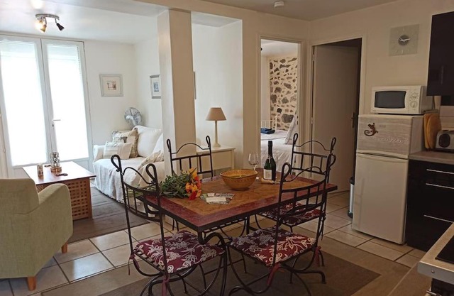 Well equipped apartment, large terrace, BBQ & WIFI