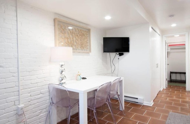 WELL-EQUIPPED STUDIO APT - WALK TO METRO SUBWAY