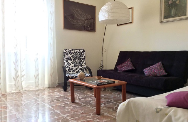 Well finished apartment, 3 bedrooms, 6 bed, 1 bathroom, 90 sqm, 3km from the center