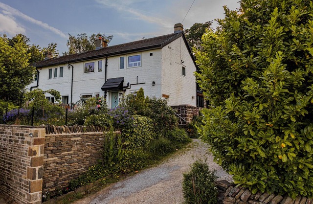 WELLS COTTAGE, pet friendly, character holiday cottage in Holmfirth