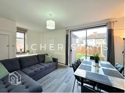 Wembley Large 4-Bedroom House, Driveway and Garden