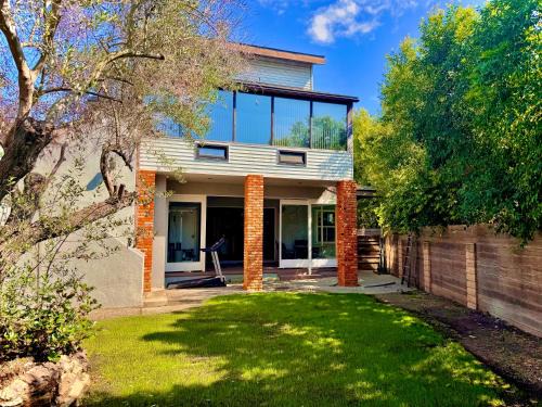 West LA - Family House & Private Yard - 10 mins from LAX & Beach