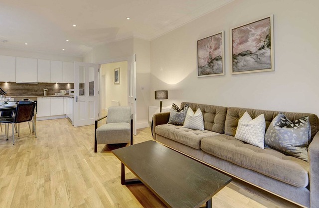 West London Spacious 3 Bed Apartment