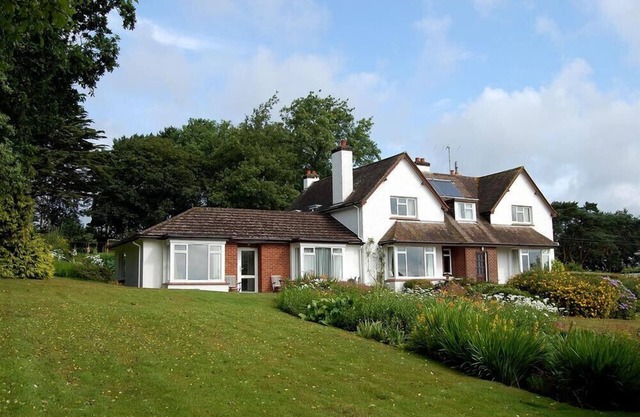 WEST RIDGE BUNGALOW, pet friendly, with a garden in Seaton, Devon