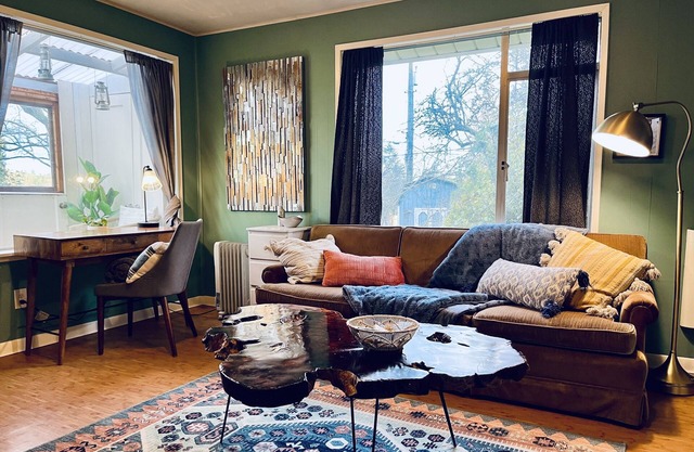 West Seattle Parkside Pup Friendly MIL Apartment