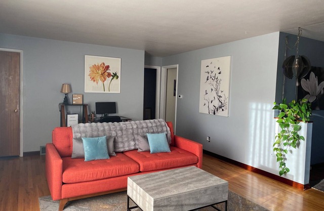 West Seattle Walkers Paradise 2br Private Home w/Off-Street Parking