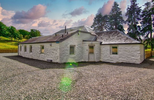 Wester Caiplich - sleeps 4, 2 bedrooms, hot tub.
