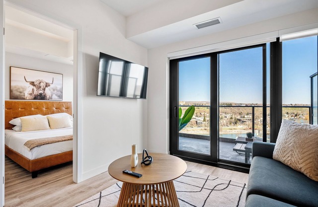 Western Dreams w River Views, 2BR, Gym, AC