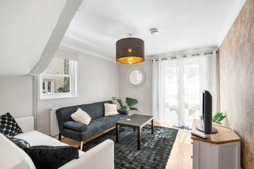 Western House - Sleeps 11 - 2 Bath - Free Parking