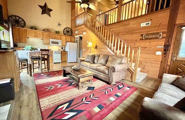 Western-themed cabin condo~close to Branson fun, area lakes and pet friendly