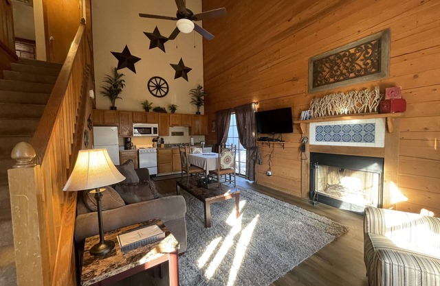 Western themed cabin condo close to Branson fun, area lakes, and pet friendly