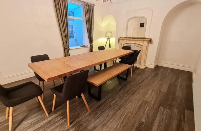 Westfield House - Characterful 7 Bedroom Townhouse