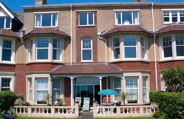 WEYMOUTH BAY APARTMENT A, pet friendly, with a garden in Weymouth