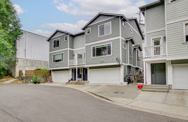 WFH-Friendly Townhome Rental Near Ferry in Everett