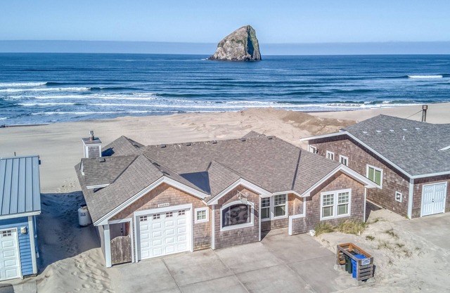 Whales Tail Cottage-Meredith Lodging, Oceanfront, Haystack Rock, Beach, Dining