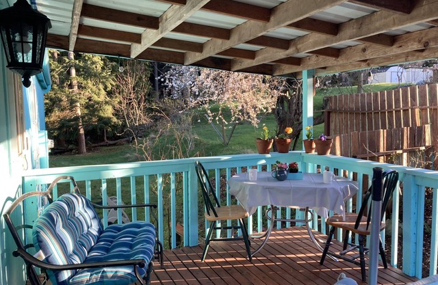 Whidbey Island Charming Cottage with Spacious Backyard