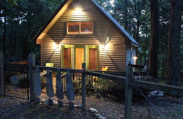 Whimsy on the Wood, Pet friendly, walking distance to VA Creeper and the A.T.