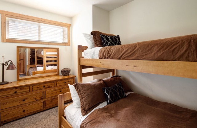 Whiskey Jack Creek Lodge - Private Hot Tub - Located on Grey Wolf Golf Course
