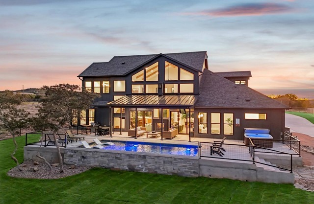 Whiskey Rock 5 bed/4.5 bath w pool/hot tub and game garage