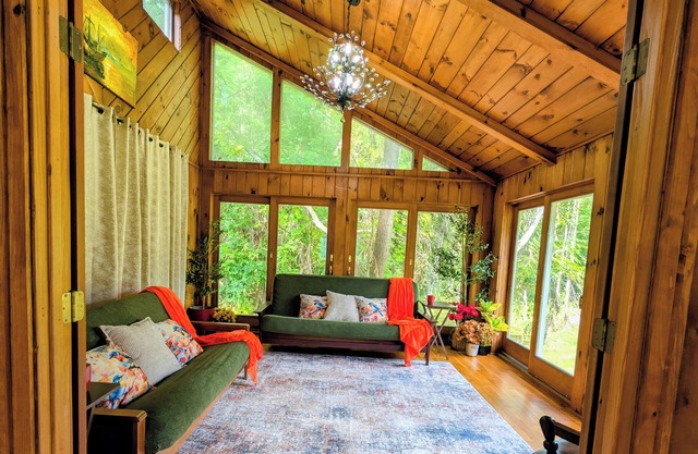 Whispers of Nature: Spacious 4BR Nature Escape/Sleeps 15/Fishing & Hiking