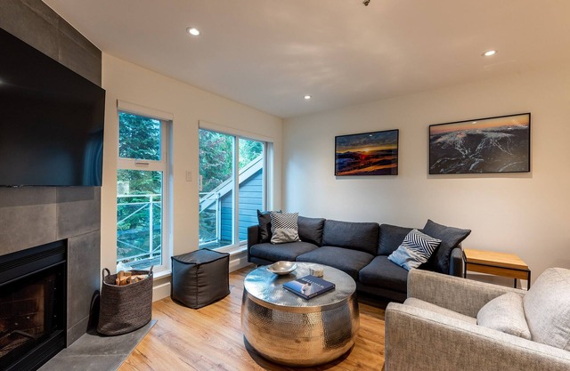 Whistler Luxury Townhouse - steps to Creekside Gondola