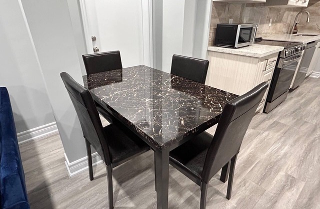 Whitby Gateway - 2BR 3BD 2WR Kitchen Laundry