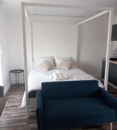 White and Cotton Suite