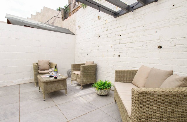 WHITE COTTAGE, pet friendly, with a garden in Bere Regis