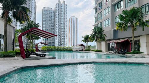 White Cozy Home near IOI City Mall with Netflix