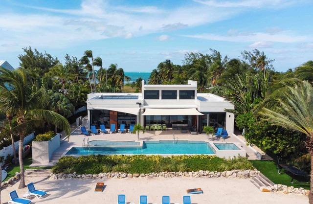 White Dahlia: Modern Villa on Bio Bay w/Pool, Spa + Kiddie Splash Pool.