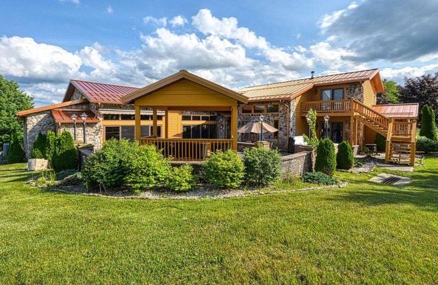 White Rock Casa | House in Friendsville with private indoor pool, hot tub, gym