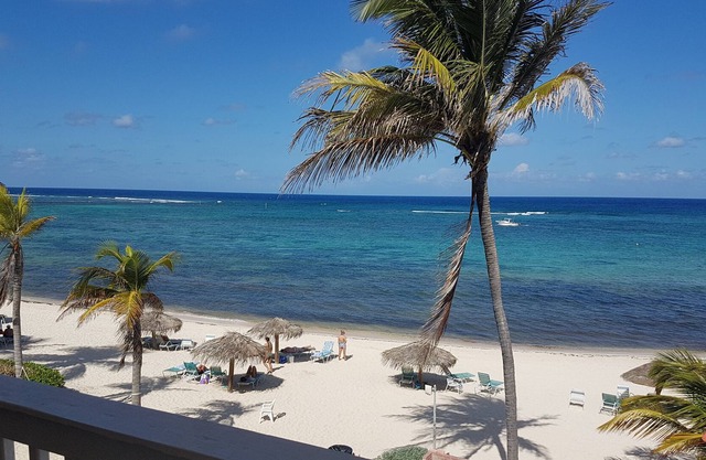 White Sand, Oceanfront Unit w/ Balcony, Pools & Swim-Up Bars