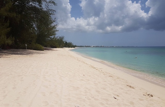 White Sands 3 Bed 7 Mile Beach