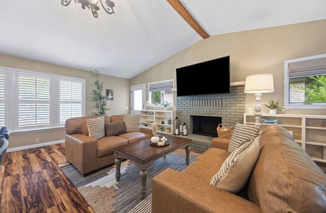 White Squirrel: Charming 2-bed & 2-bath BNB w/Private Parking & Walk to Downtown