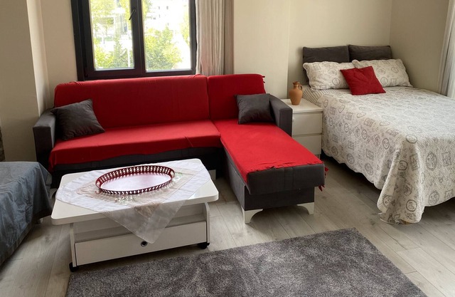 Whole Apartment by the Metro with garden! Apt. 4