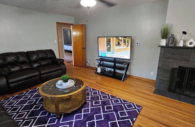 Whole House Sleeps 9 with Ample Space Close to KSU & MHS