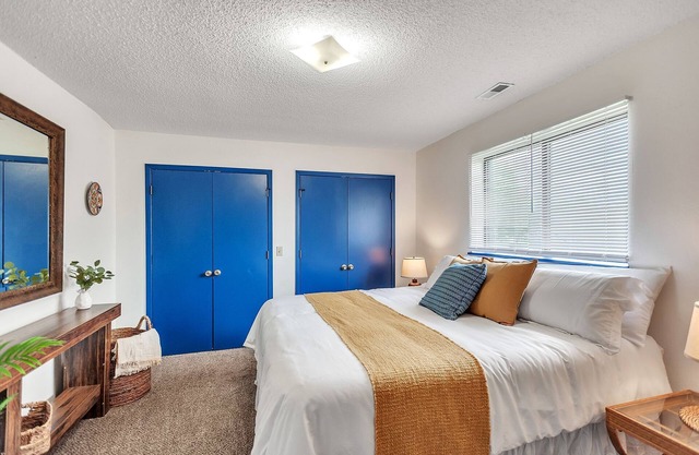 Wichita Roots ~ Midwestern Charm Good WiFi Parking Terrific apartment Book Now!