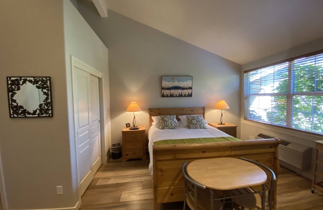 Widgi Creek 1 Bdrm. Condo - So close to biking trails, Mt Bachelor & Bend!
