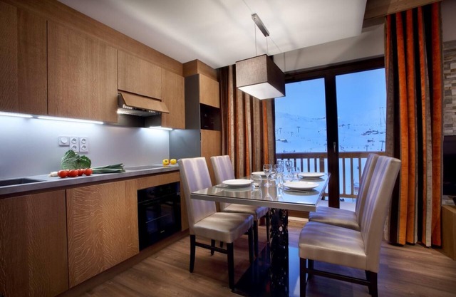 Wifi, 50m from resort center, fitness, swimming pool, sauna, hammam, balcony, tv, ski locker, 45m²