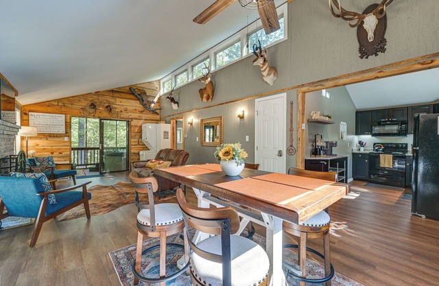 'Wild Creek Cabin' in Hedgesville: Dogs Welcome!