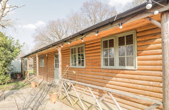 WILD ROSE RETREAT, romantic, luxury holiday cottage in Biddenden