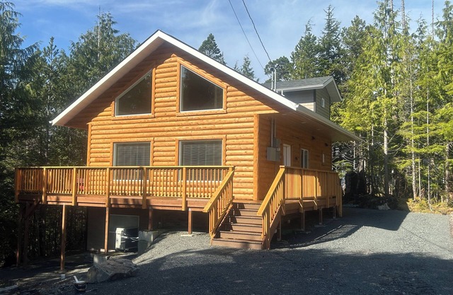 Wild Wolf Cabin 3 bedroom, 2 Bath Near Fishing Harbors, Ketchikan