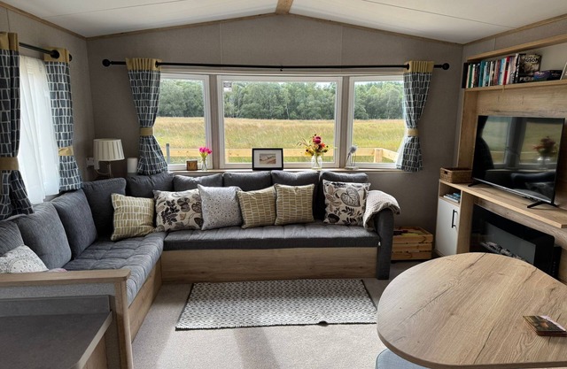 Wildcat Lodge; Brand new, lovely 2-bedroom caravan with WiFi in Grantown-on-Spey