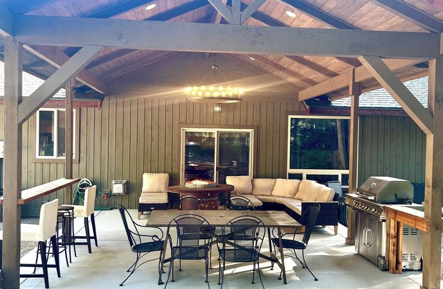 Wilderness&Wanderlust. WiFi, pool access, trails,lake,town.Cabin life elevated.
