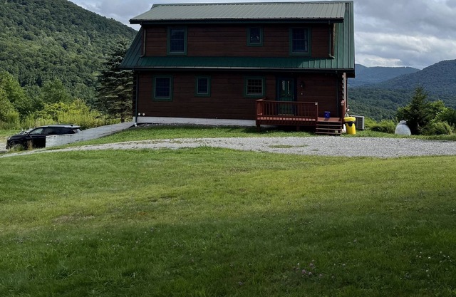 Wildview- Private hot tub and mountain views