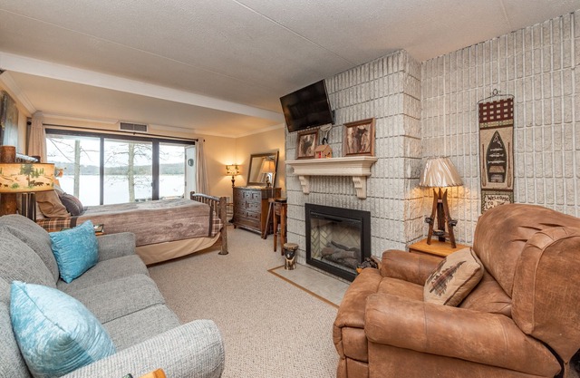 Will O' The Wisp 106A: Recently Renovated Lakefront Efficiency Condo with Firepl
